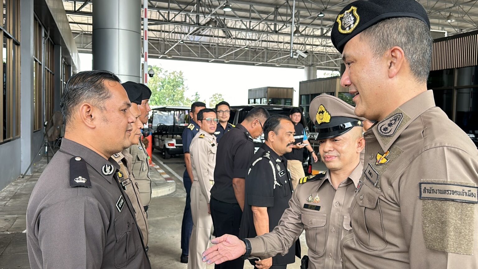 ผบก.ตม.6 ชมเปาะ ตม.นราฯผลงานเยี่ยมแถมมีมนุษย์สัมพันธ์กับประเทศเพื่อน ...