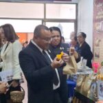 ผู้ว่าฯร้อยเอ็ด เยี่ยมชมตลาดนัด คนละครึ่งพลัส หนุนสินค้า OTOP กระตุ้นเศรษฐกิจฐานราก