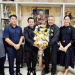 ผู้แทนมูลนิธิครอบครัวพอเพียง และชมรมเยาวชนรุ่นใหม่ไม่ใส่ใจบุหรี่ เข้าแสดงความยินดีกับ ผอ.รร.มัธยมบ้านบางกะปิ พร้อมสนับสนุนพัฒนานักเรียนในทุกด้าน