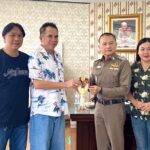 ”ดร.แก้ว“นำพวงมาลัยดอกไม้มะลิสดเข้ามอบให้กับ ผกก. 9 สถานีตำรวจจังหวัดนนทบุรี เนื่องในเทศกาลปีใหม่ไทยและวันสงกรานต์ประจำปี 2569