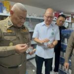 รอง ผบ.ตร. เดินหน้าปราบปรามเครือข่ายบุหรี่ไฟฟ้าออนไลน์ สั่ง บช.สอท. ทลายโกดังย่านประเวศ จับกุมเครือข่ายได้ทั้งขบวนการ ยึดของกลางกว่า 200,000 ชิ้น