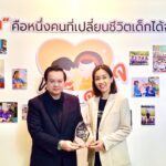 ผอ.มูลนิธิศุภนิมิตแห่งประเทศไทยมอบโล่เกียรติคุณให้ ดร.ชัชวาล เผ่าสวัสดิ์ ที่20ปี ได้สร้างความเปลี่ยนแปลงให้กับเด็กในมูลนิธิ