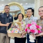 ผกก. สน.ชนะสงคราม เข้าอวยพร ดร.นฤมล สุรเศรษฐ ประธานกรรมการ L.S.Jewelry Group เนื่องในโอกาสวันคล้ายวันเกิด(3 มิ.ย.)