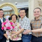 ผอ. เขตพระนคร เข้าอวยพร ดร.นฤมล สุรเศรษฐ ประธานกรรมการ L.S.Jewelry Group เนื่องในโอกาสวันคล้ายวันเกิด(3 มิ.ย.)  วันพฤหัสบดีที่ 4 มิ.ย. 69  คุณสยามรัฐ เรืองนาม ผู้อำนวยการเขตพระนคร, คุณวิทยา สุขเต็มดี หัวหน้าฝ่ายเทศกิจ และเจ้าหน้าที่สำนักงานเขตพระนคร เข้าอวยพร ดร.นฤมล สุรเศรษฐ ประธานกรรมการ L.S.Jewelry Group เนื่องในโอกาสวันคล้ายวันเกิด(3 มิ.ย.) โดยมี ดร.พีรวัฒน์ – ดร.ธัชวิน สุรเศรษฐ  ประธานคณะขับเคลื่อนฯเพื่อการพัฒนา เขตพระนคร-ที่ปรึกษารองผบ.ตร.-ประธานกต.ตร.สน.ชนะสงคราม-ประธานกต.ตร.จว.นนทบุรี (ภาคประชาชน)-ที่ปรึกษาประธานกรรมาธิการตำรวจสภาผู้แทนราษฎร ให้การต้อนรับอย่างอบอุ่นและเป็นกันเอง ณ ห้างเพชรหลีเสง   #สมาคมหนังสือพิมพ์แห่งประเทศไทย ในพระบรมราชูปถัมภ์(สนท.๘๕ ปี) #สมาคมหนังสือพิมพ์ส่วนภูมิภาคแห่งประเทศไทย(สภท.๖๑ ปี) #นสพ.ข่าวเป็นข่าวดอทคอมเอกชัยรายงาน #ติดต่อโฆษณากดแชร์กดติดตามไอดีLINEeakkachai001 #089-498-1477