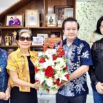 ประธานมูลนิธิครอบครัวพอเพียง และ ประธาน อสส. เขตคลองสามวา ร่วมแสดงความยินดีกับ ครูประทีป ครูรางวัลแมกไซไซ ที่ได้รับแต่งตั้งเป็นที่ปรึกษาผู้ทรงคุณวุฒิด้านพัฒนาชุมชน ผู้ว่าฯกทม.
