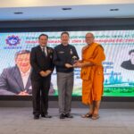 หลวงพี่น้ำฝน รับโล่รางวัลเกียรติคุณ “ผู้บำเพ็ญประโยชน์”ในด้าน”พัฒนาและส่งเสริมสาธารณาสุขดีเด่น” สภท.ครบ 61 ปี