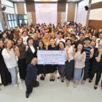 ท่านสุชาดา ผู้พิพากษาสมทบฯ ร่วมส่งต่อโอกาสทางการศึกษาต่อเนื่อง ร่วมเติมรอยยิ้มเด็กพิเศษ ในกิจกรรม “Pay It Forward ยิ่งให้ยิ่งสุขใจ ปี 8” ของคุณเอกชัย วรรณแก้ว ผู้ก่อตั้งมูลนิธิอาร์ตโนแฮนด์
