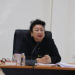 พิษณุโลก “พิกุลแก้ว” ประชุมสัญจร กรรมการพัฒนาสตรีจังหวัด จัดกิจกรรมผลิตเสื้อโบโลจำหน่าย ใช้ในพระราชพิธีถวายพระเพลิงพระบรมศพ พระพันปีหลวง 