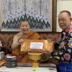 “สมเด็จธงชัย วัดไตรมิตร” เมตตาประทานผ้าไตร 3 ไตร ให้นายกสมาคมหนังสือพิมพ์แห่งประเทศไทยฯ นำถวายพระสงฆ์ในพิธีทอดกฐินสามัคคี สนท.–สภท. ณ วัดอรัญญิกวราราม จ.ตาก สมทบทุนสร้างซุ้มประตูวัด