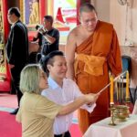 พระครูวิโรจน์กาญจนเขต,ผศ.ดร. เจ้าอาวาสวัดอุทยาน จังหวัดนนทบุรี อำนวยพร  แด่ ดร.พีรวัฒน์ สุรเศรษฐ และคุณฐิติภัทรวิชญ์ เจริญวัดธบูภพิภพ (ภริยา) เนื่องในโอกาสวันคล้ายวันเกิด